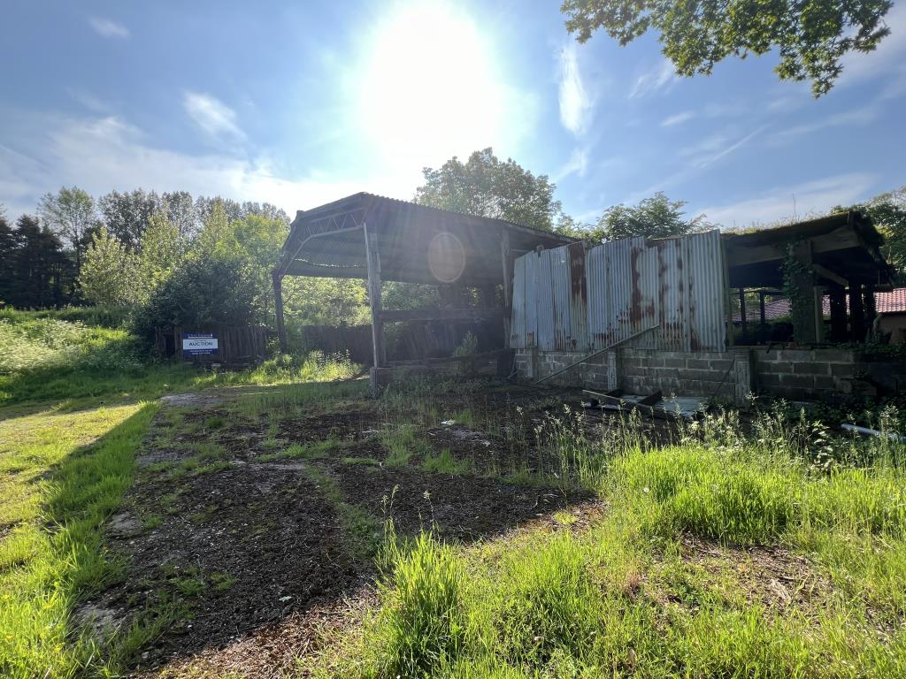Lot: 80 - LAND AND BARNS WITH PRIOR PLANNING APPROVAL GRANTED - View of the barns and land to the side